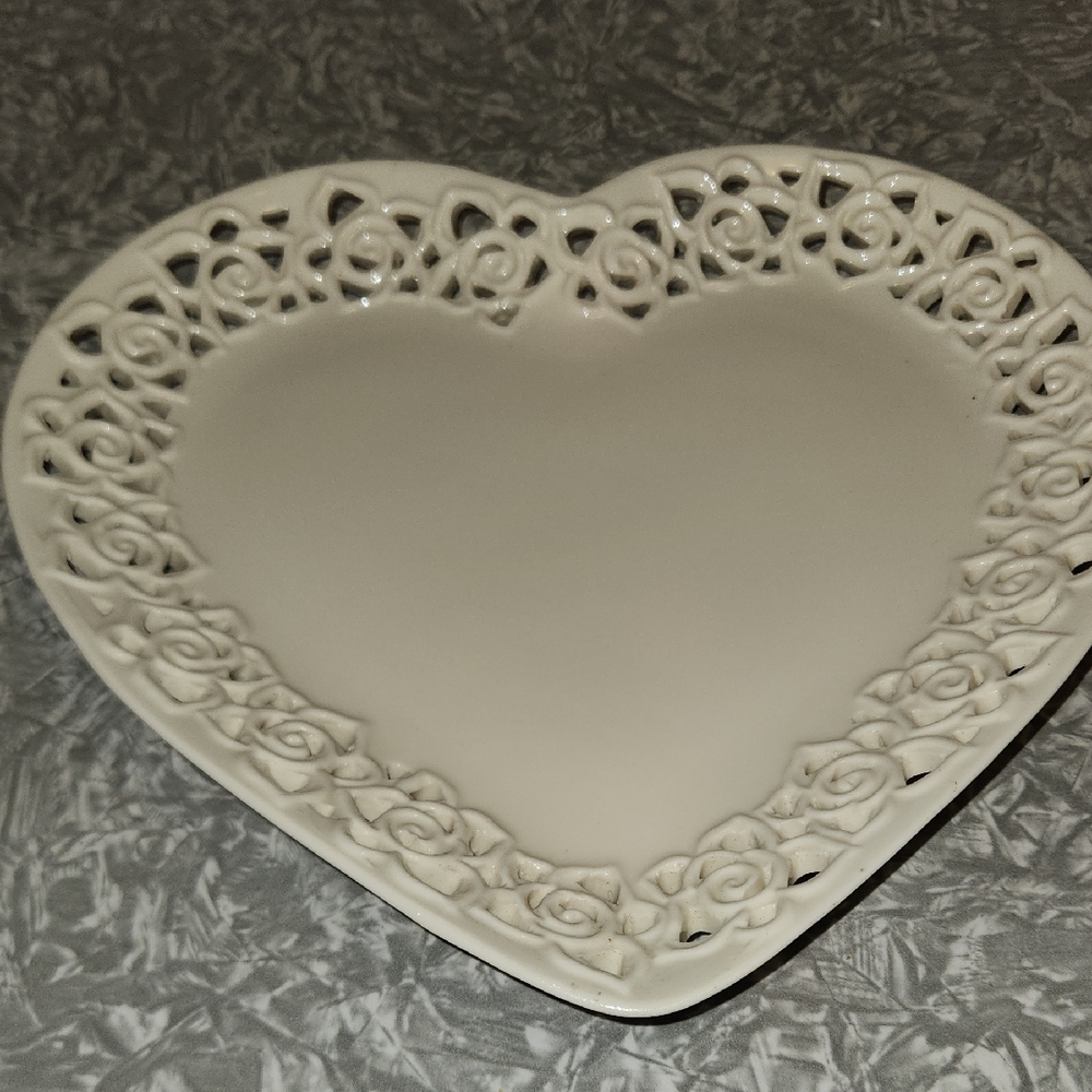 Elegant Cream Heart-Shaped Lace Plate - Picture 7 of 10
